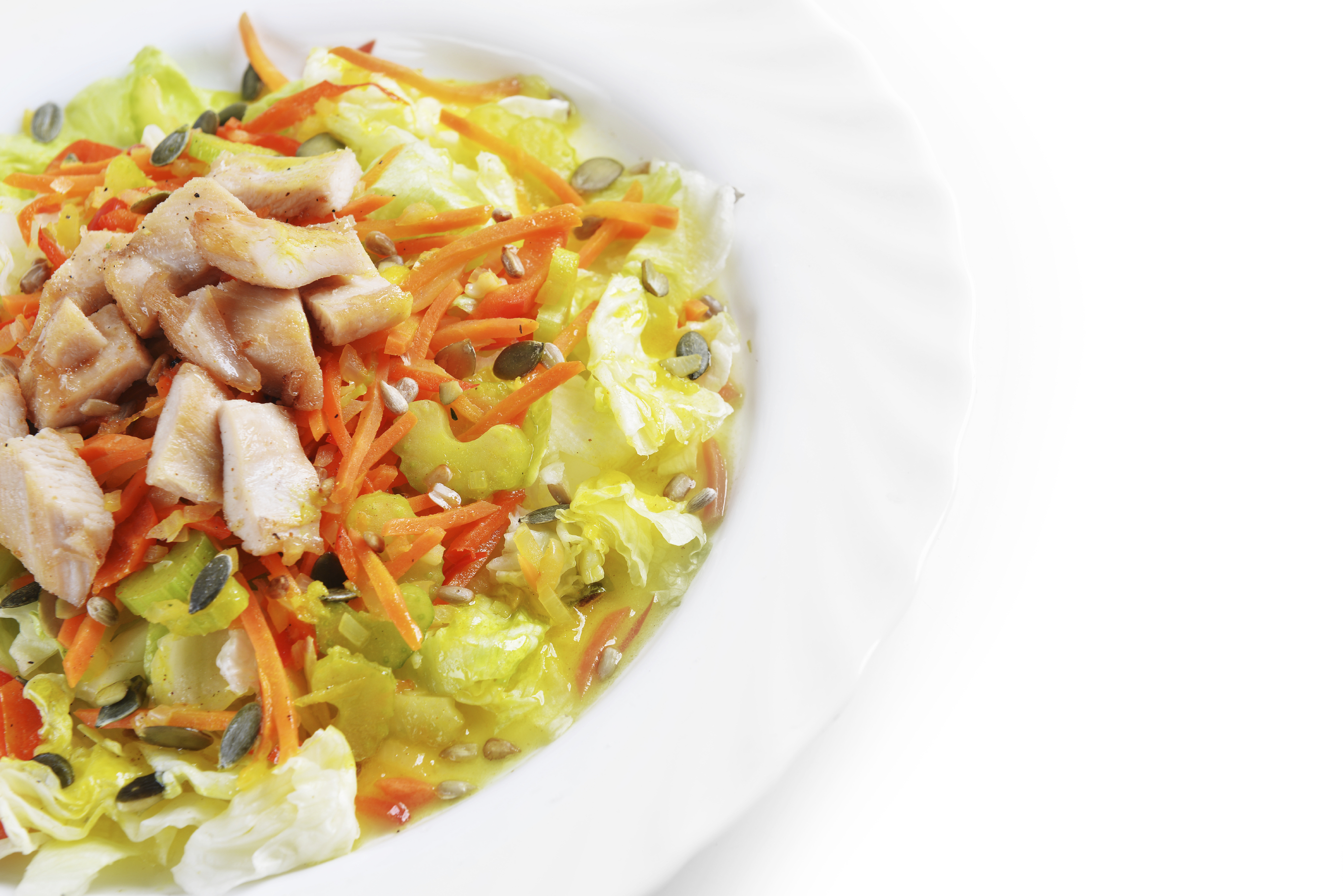 Ensalada fresca de pollo, lechuga y zanahoria a mi manera | Recetas DIA
