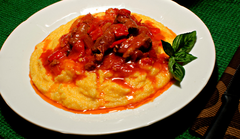 Polenta con queso y salchichas en salsa de tomate | Recetas DIA