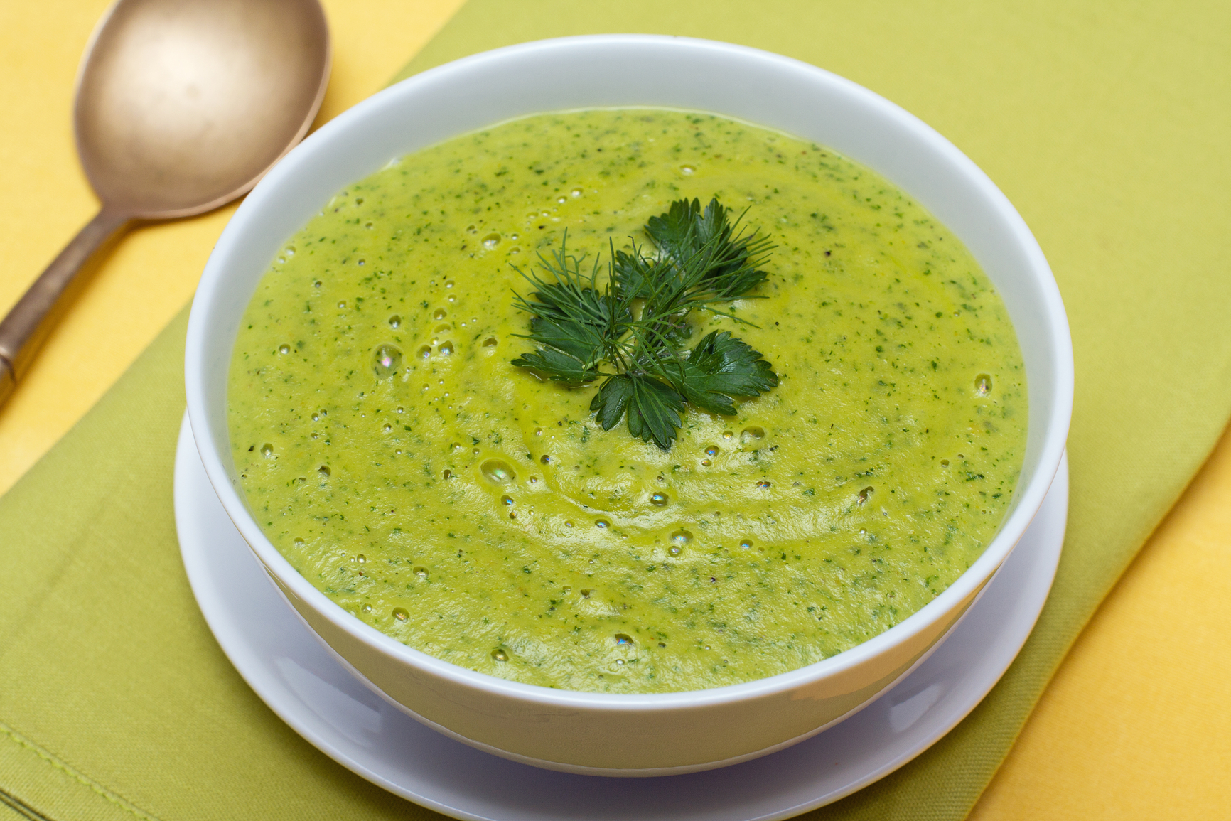 Cómo hacer Sopa de lechuga y cebolla | Recetas DIA