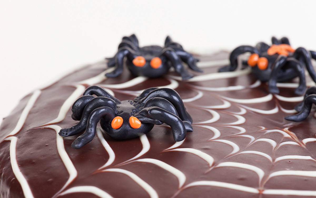 Cómo hacer bizcocho de chocolate con tela de arañas | Recetas DIA